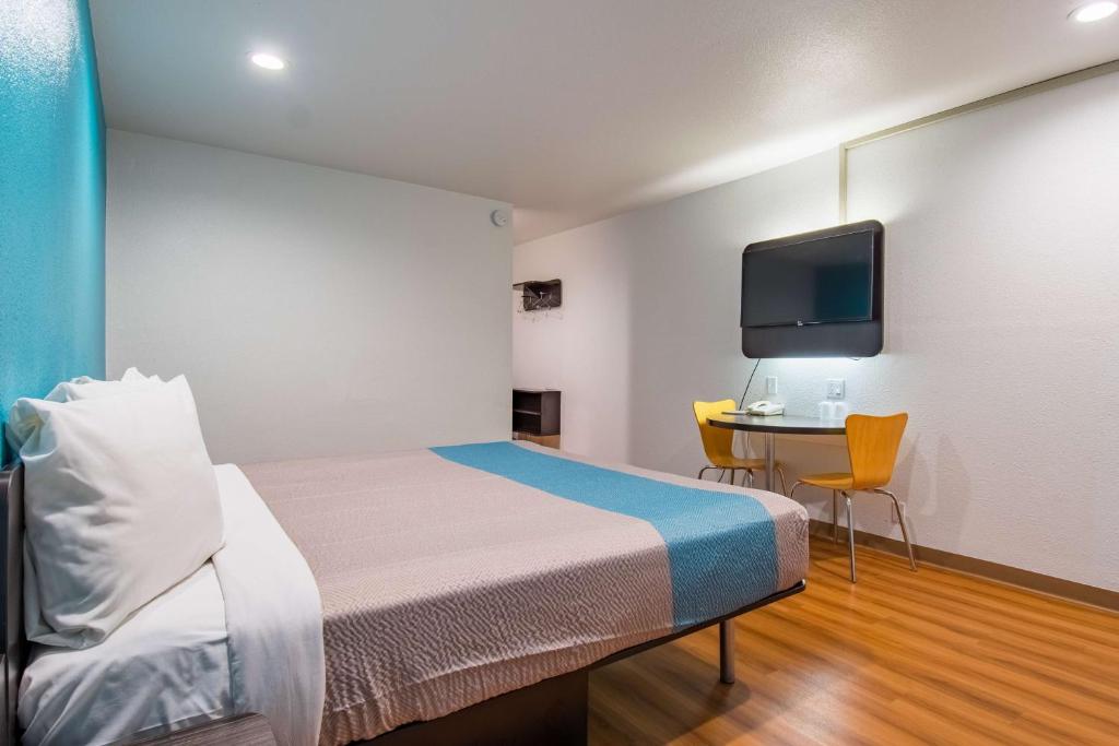 Motel 6-San Bernardino, CA - Downtown - Deluxe Kamer Met Kingsize Bed - Niet-Rokers