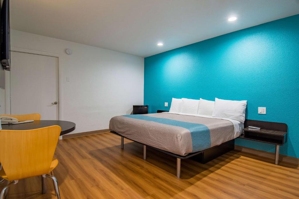 Motel 6-San Bernardino, CA - Downtown - Deluxe Kamer Met Kingsize Bed - Roken
