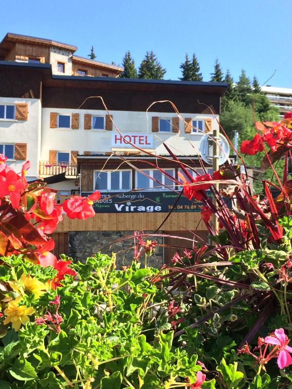 un hôtel avec un bateau devant un bâtiment dans l'établissement Auberge Restaurant du Virage, à Chamrousse