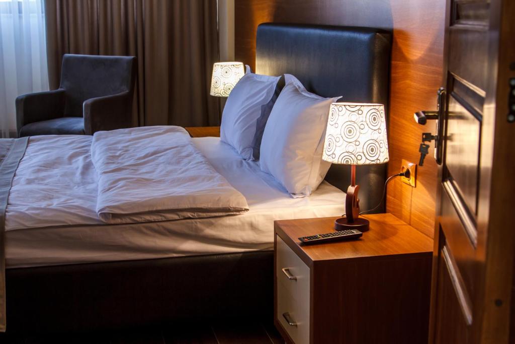 Postel nebo postele na pokoji v ubytování Hotel Plaza Viktoria
