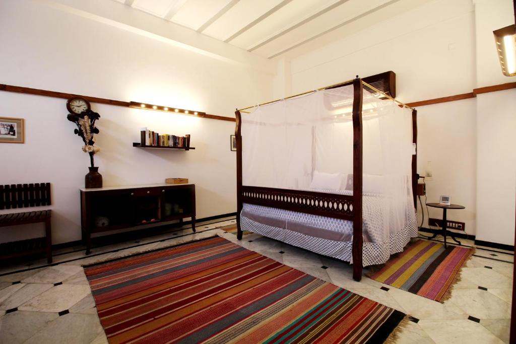 Postel nebo postele na pokoji v ubytování The House of MG-A Heritage Hotel, Ahmedabad