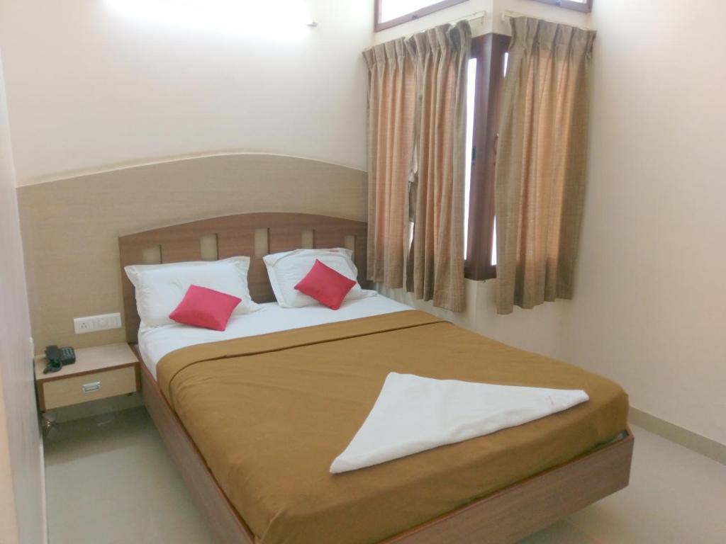 Postel nebo postele na pokoji v ubytování Banyan Tree Comforts Mysore
