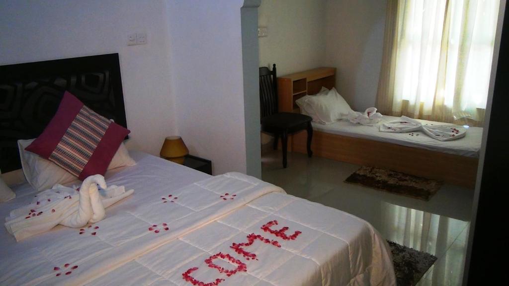 Postel nebo postele na pokoji v ubytování Azoush Tourist Guesthouse