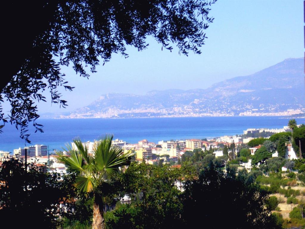 mit Stadt- und Meerblick in der Unterkunft Le Gardenie da Fil in Bordighera