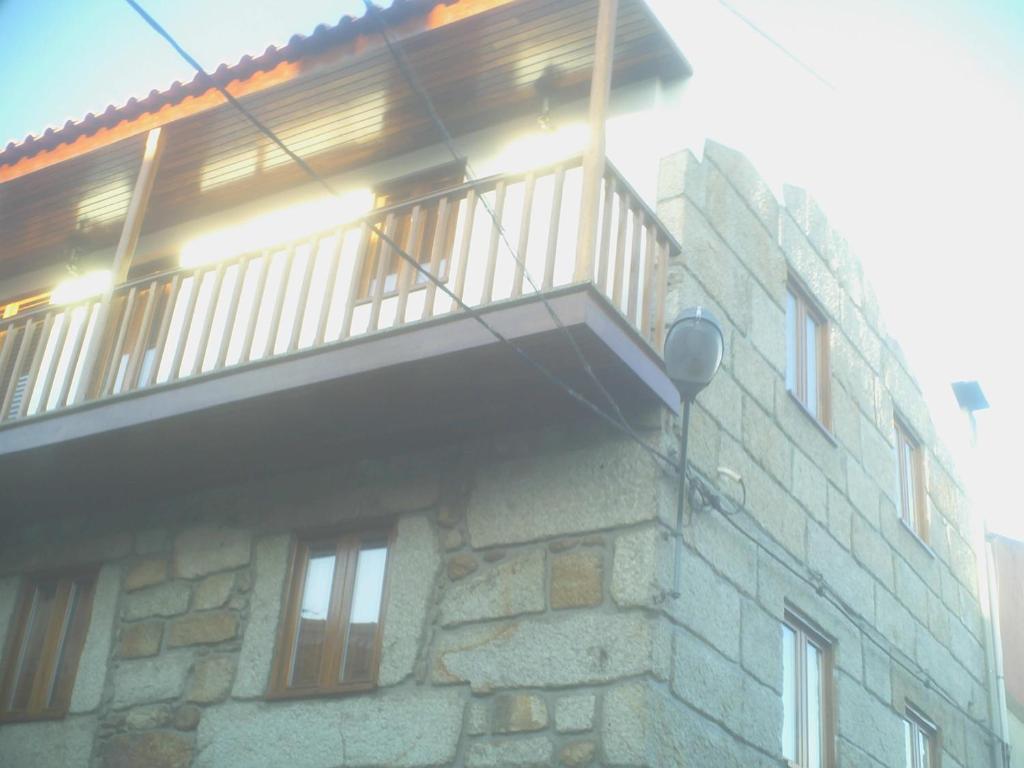 un balcón en el lateral de un edificio en Casa Da Tia Em Tabuaço, en Tabuaço