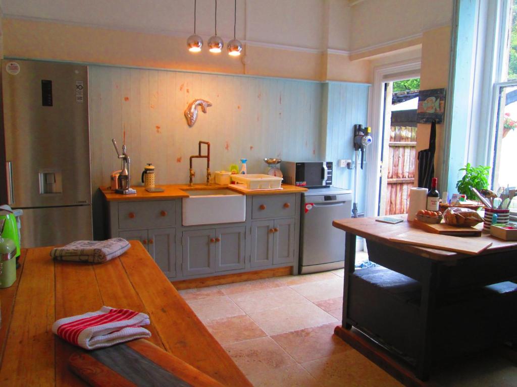 cocina con mesa de madera y encimera en The Old Kitchens, en Totland