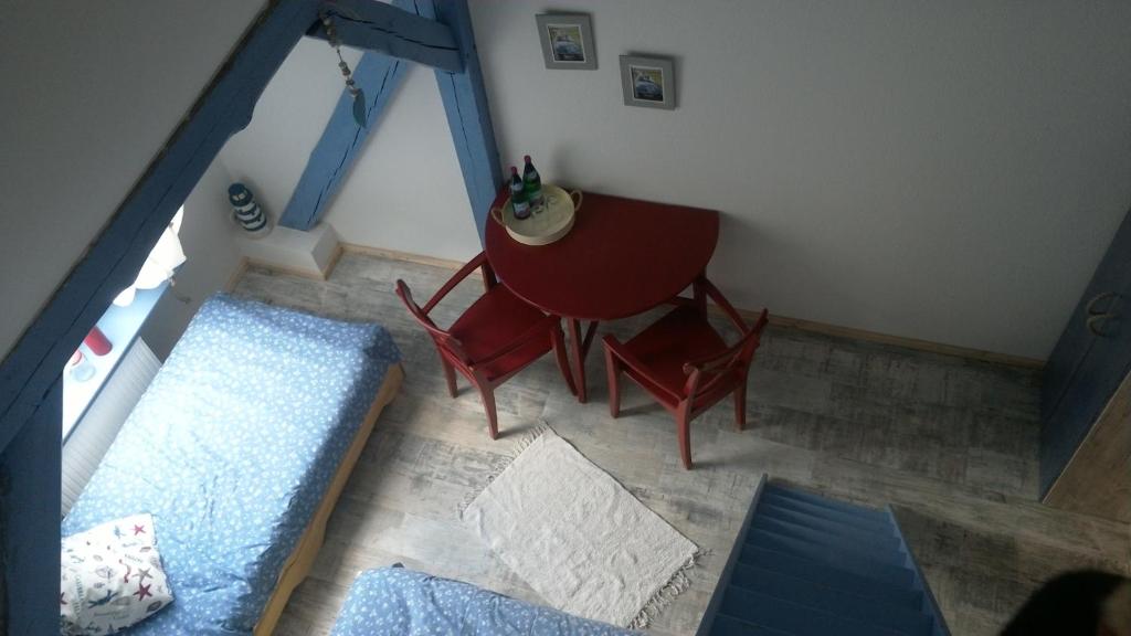 an overhead view of a living room with a table and chair at Zum Storchennest in Kemnitz