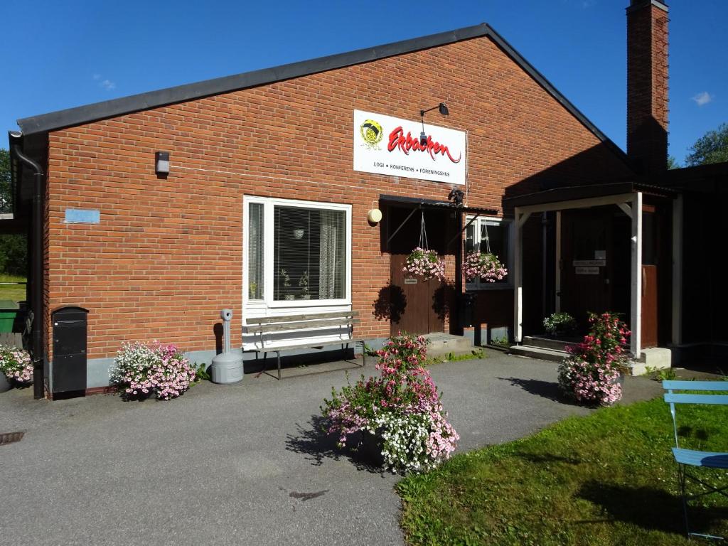 un bâtiment en brique rouge avec un panneau. dans l'établissement Ekbackens Vandrarhem, à Katrineholm