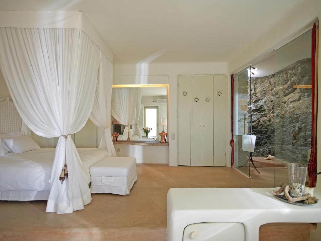 Postel nebo postele na pokoji v ubytování Aigis Suites Kea