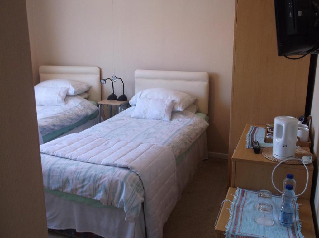 Кровать или кровати в номере Tremains Guest House