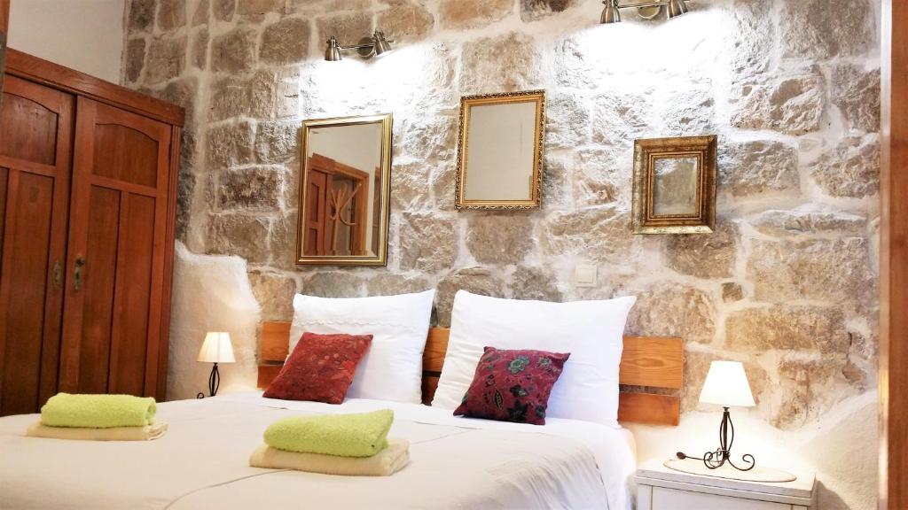 1 Schlafzimmer mit 2 Betten und einer Steinmauer in der Unterkunft Authentic Mediterranean Apartment in Split
