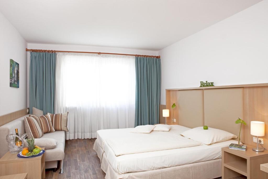 Postel nebo postele na pokoji v ubytování QU Hotel Augsburg