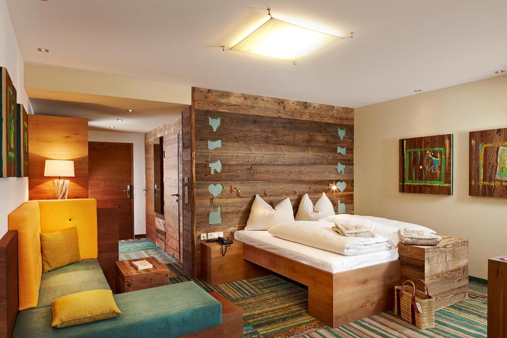 Posteľ alebo postele v izbe v ubytovaní Hotel Salzburger Hof Leogang