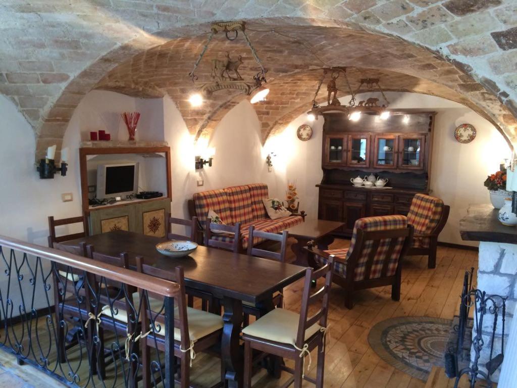 uma cozinha e sala de jantar com mesa e cadeiras em Casa Laura em Castel del Monte