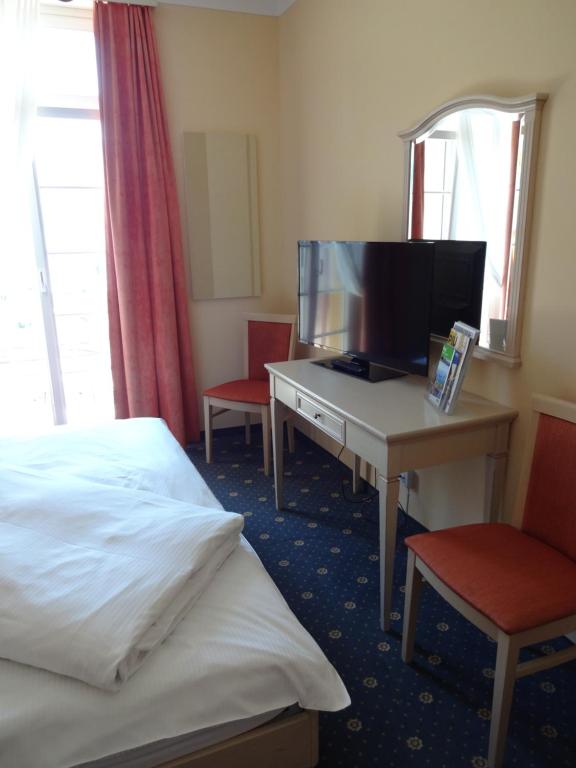 TV a/nebo společenská místnost v ubytování Hotel Schweizerhof