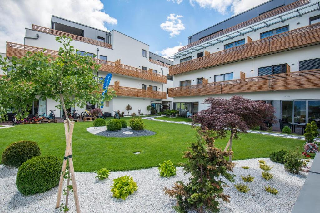 un jardin en face d'un bâtiment dans l'établissement Hotel dasMEI, à Innsbruck