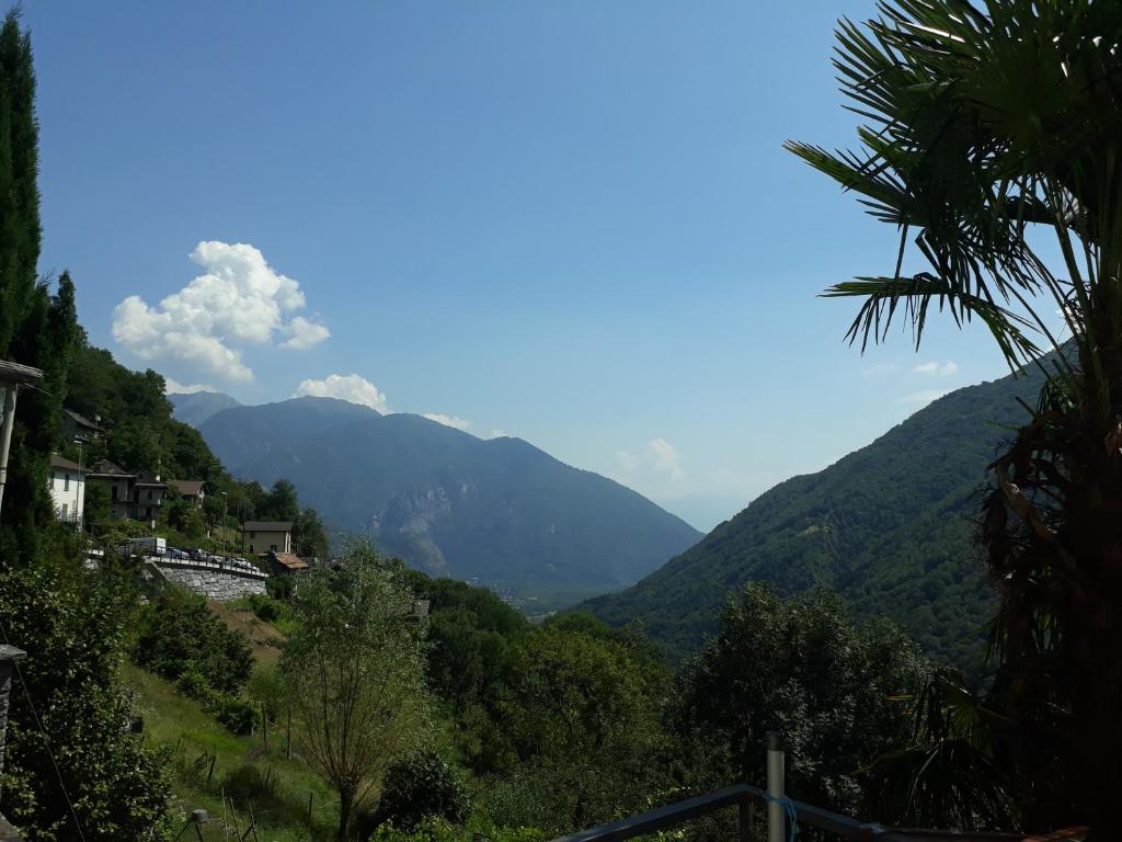 イントラーニャにあるCasa Titaの山々を背景にした渓谷の景色