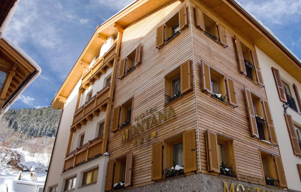 un edificio con finestre sul lato di Hotel Montana a Sankt Anton am Arlberg