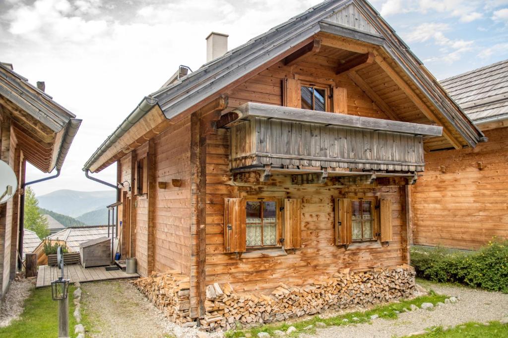 ein Holzhaus mit Balkon darüber in der Unterkunft Ferienhaus Krassnig in Turracher Hohe