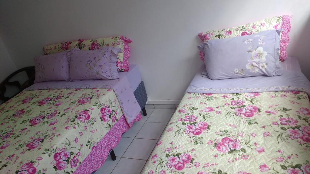 two beds sitting next to each other in a room at Kitinet Brasília in Brasilia