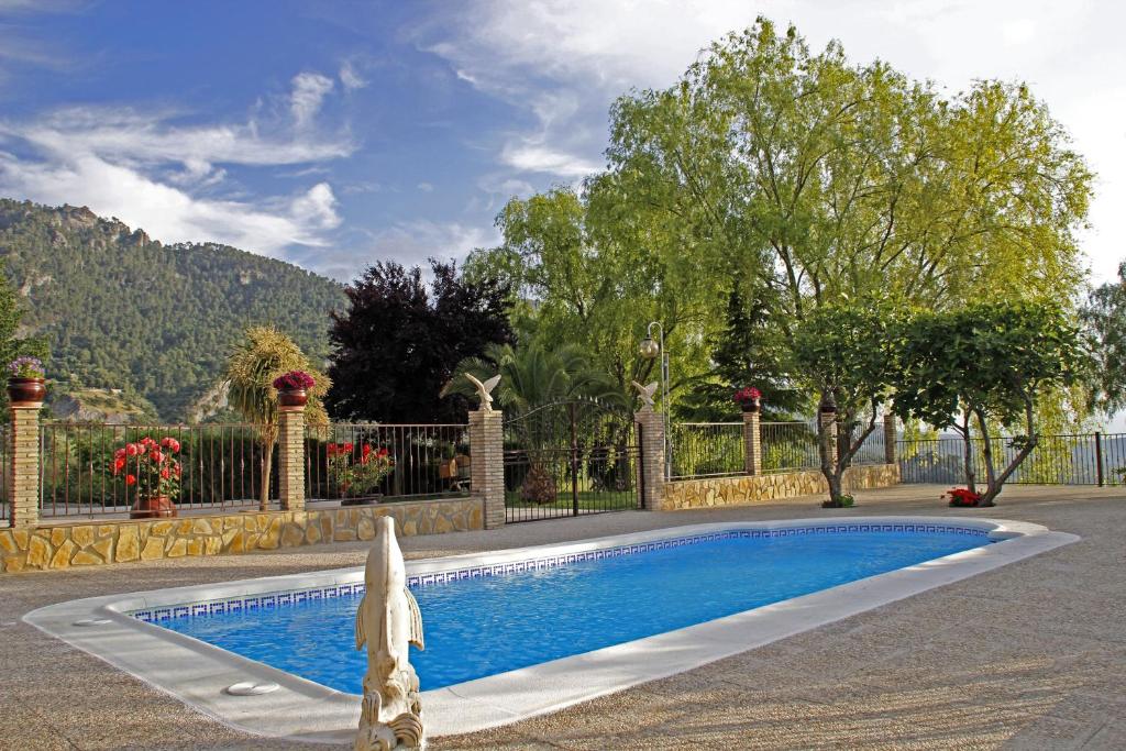 una piscina en un patio junto a una valla en Alojamiento Macarena, en Burunchel