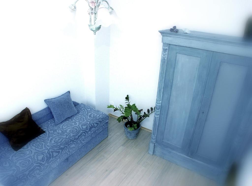 ウストカにあるApartamenty Mewaのベッドルーム1室(青いベッド1台、青いキャビネット付)