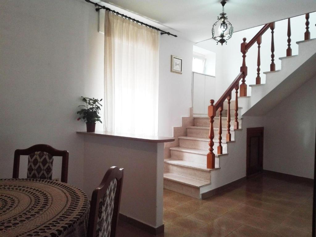 Habitación con escaleras, mesa y ventana en Relax Sui Monti Dauni, en Castelluccio Valmaggiore