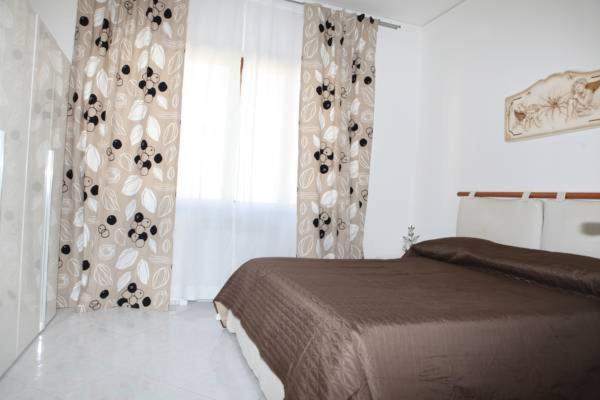 A bed or beds in a room at Sorrento Nest Rose