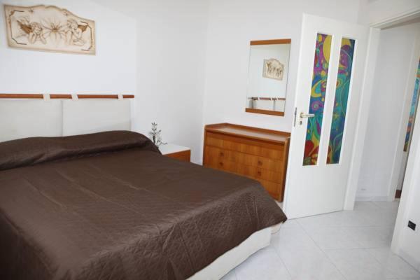 A bed or beds in a room at Sorrento Nest Rose