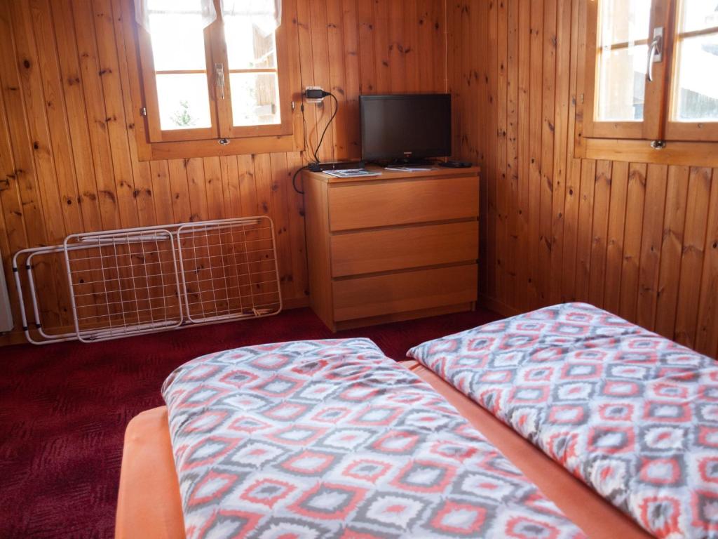 Postel nebo postele na pokoji v ubytování Gruppenhaus im Walliser Alpstyle