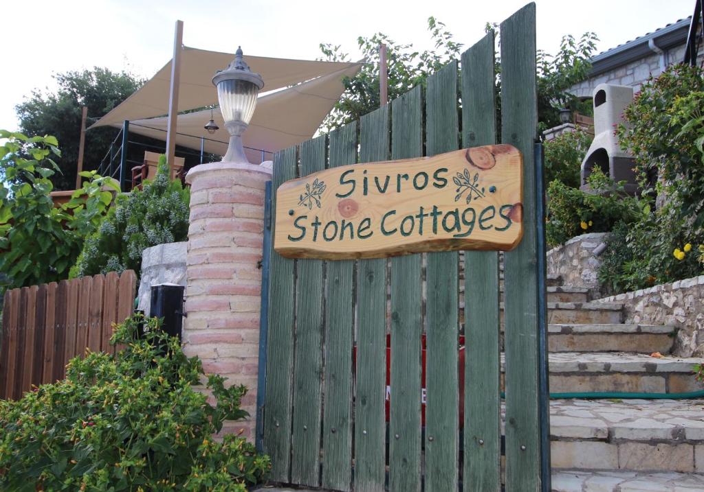 Sívros的住宿－Sivros Stone Cottages，商店用标牌的栅栏