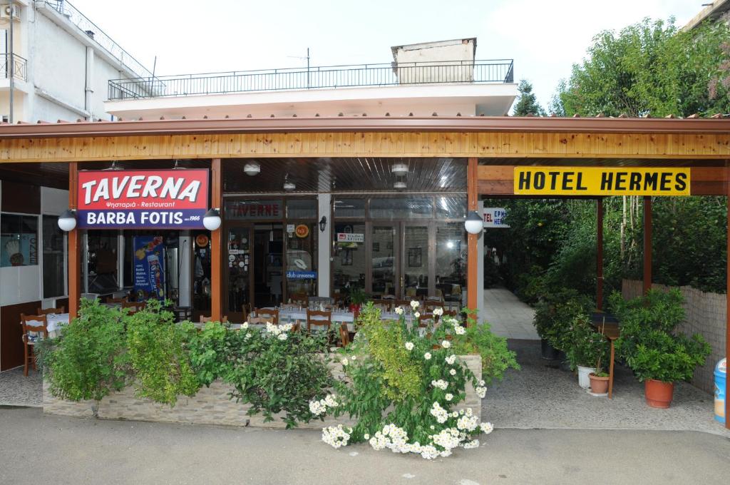 un hotel con flores frente a un edificio en Hotel Hermes, en Olimpia