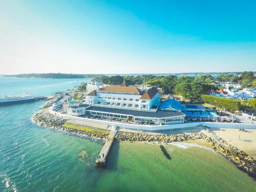 uma vista aérea de um resort sobre a água em Haven Hotel em Poole