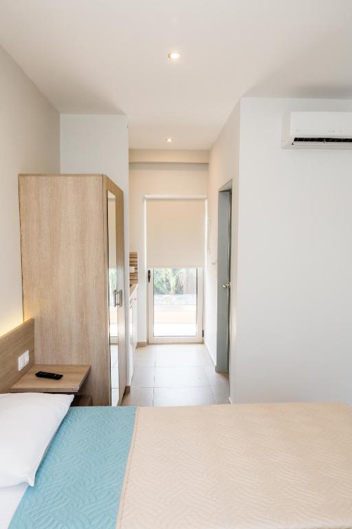 Postel nebo postele na pokoji v ubytování Lola's Hotel
