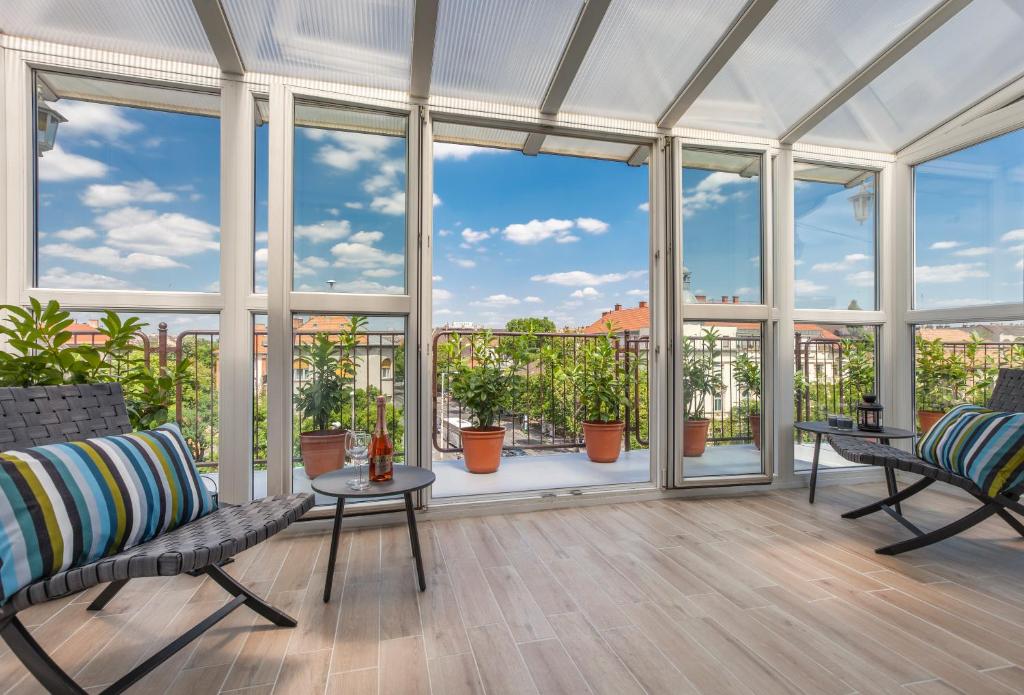Un balcon sau o terasă la Terrace Apartments at City Park