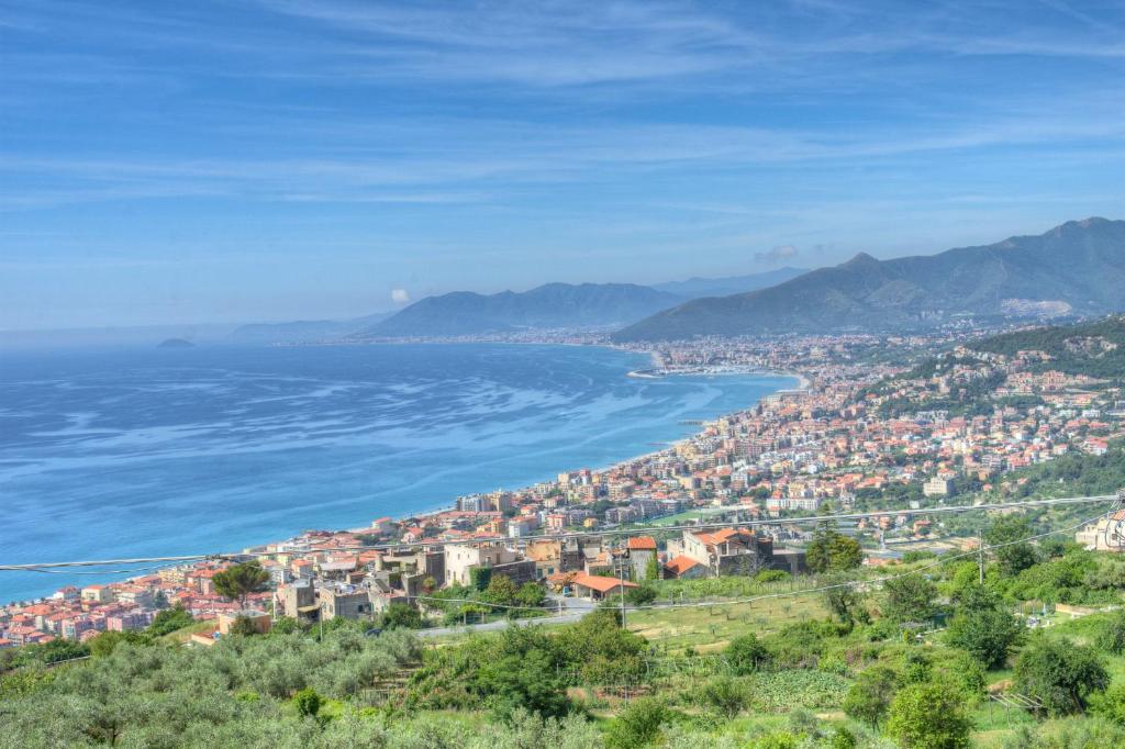 ボルジョ・ヴェレッツィにあるCrosa tra le Nuvoleの市街と海の景色を望む
