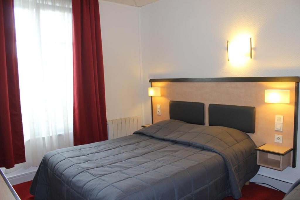 Postel nebo postele na pokoji v ubytování Hôtel de la Meuse