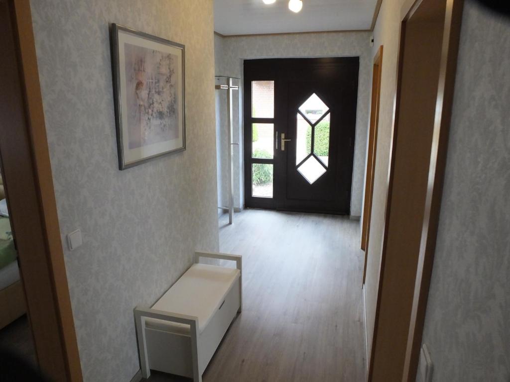 a hallway with a door with a table and a window at Ferienwohnung Baumberge in Nottuln