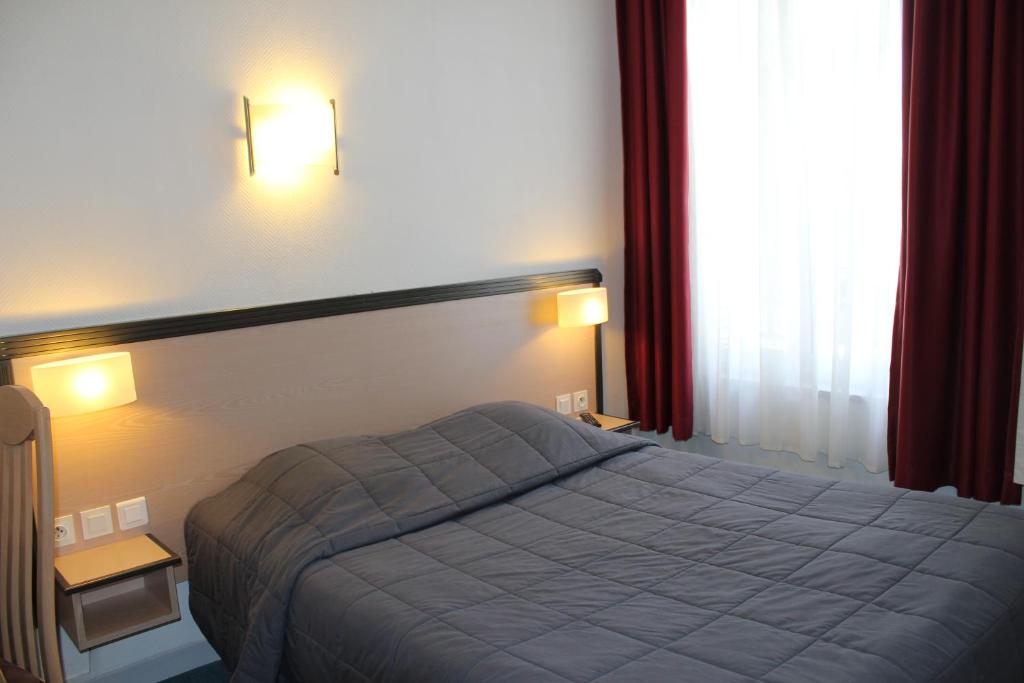 Postel nebo postele na pokoji v ubytování Hôtel de la Meuse