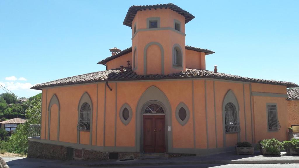 チッタ・デッラ・ピエーヴェにあるVia delle Mura "Apt. Borgo Dentro"の小さな教会