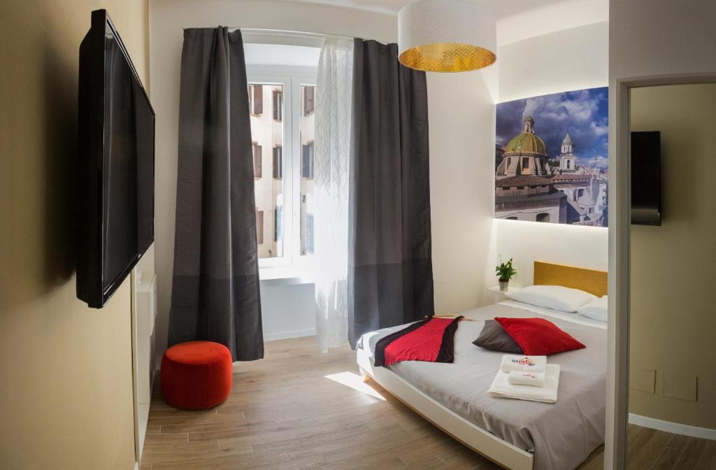 1 dormitorio con 1 cama con una pintura en la pared en Napolinn en Nápoles
