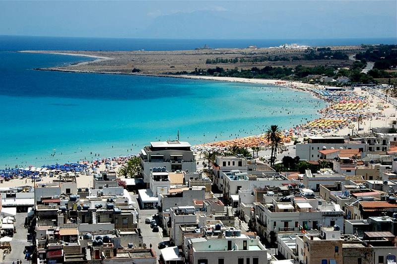 Blick auf einen Strand mit einer Gruppe von Gebäuden in der Unterkunft Sicilia Vacation in San Vito lo Capo