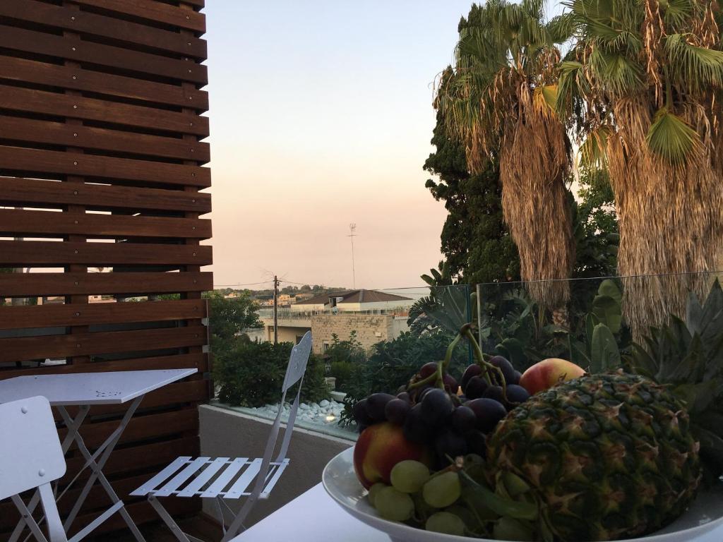 eine Schale mit Obst auf einem Tisch auf einem Balkon in der Unterkunft B&B Brezza di Mare in Aci Castello