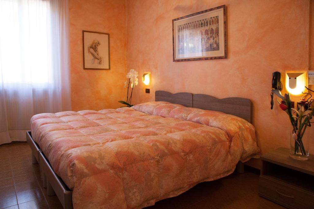 Postel nebo postele na pokoji v ubytování Hotel STELLA D'ORO