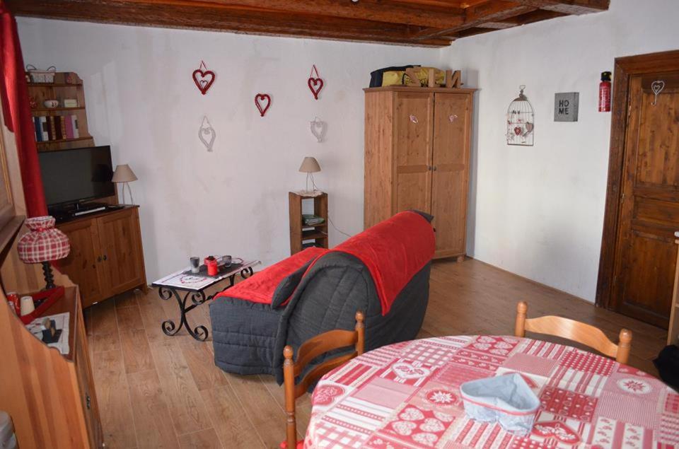 een woonkamer met een bank en een tafel bij Studio Au Millésime in Riquewihr