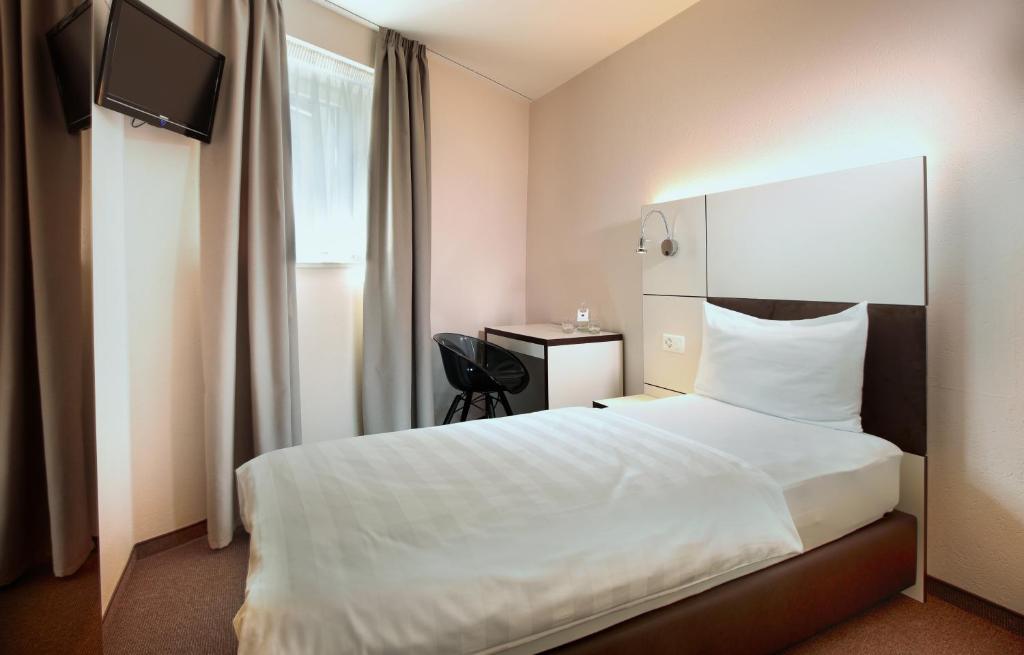 Voodi või voodid majutusasutuse b-smart motel Basel toas