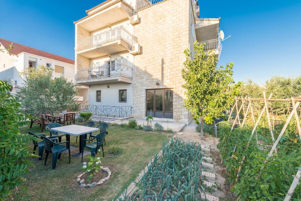 Vonkajšia záhrada v ubytovaní Barun apartments Kastela