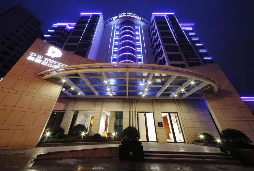 un edificio con luci blu sopra di esso di DW Hotel a Huangshan