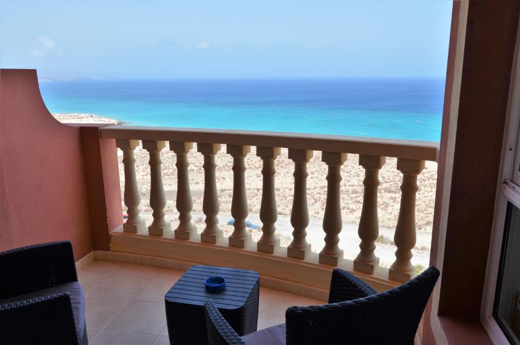 balkon z widokiem na plażę w obiekcie Apartamento Vista Esmeralda en Playa Paraiso w mieście Costa Calma