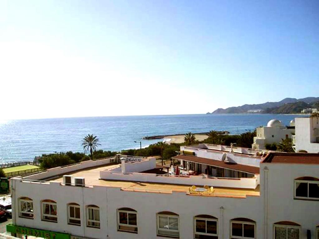 モハカルにあるSUPER ATICO PLAYA de MOJÁCAR - AMAZING PENTHOUSE at MOJÁCAR BEACHの海辺の白い大きな建物